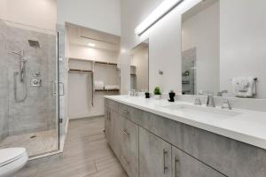 Modern 2BR I Gym I Parking I Workspace