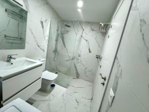 Los Cristianos Must-See Beachfront Apartment, Stunning Views in Tenerife