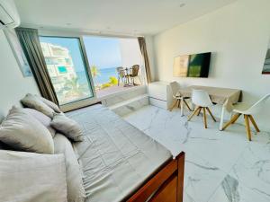 Los Cristianos Must-See Beachfront Apartment, Stunning Views in Tenerife