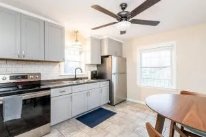 Stylish Mid-Century Modern Retreat - 伊丽莎白镇