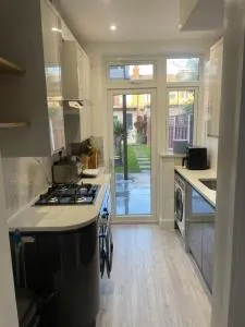Modern home with driveway parking for 2 vehicles, near Tottenham Hotspur Stadium, White Hart Lane Train Station - 埃德蒙顿