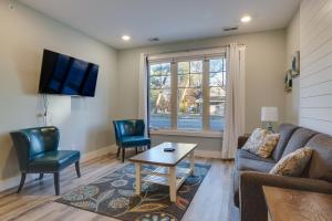 Front Street Retreat! Cozy Traverse City Condo