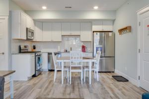 Front Street Retreat! Cozy Traverse City Condo