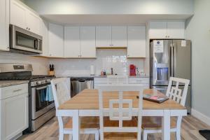 Front Street Retreat! Cozy Traverse City Condo