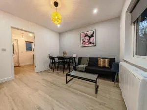 2 Bedroom Cotswold Bungalow - 阿克顿特维尔