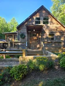 Couples Getaway Cabin with a Loft - Firepit - Creek - Suches