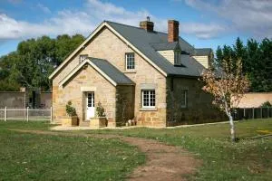 Historic Sandstone Ross Farmhouse - Steppes