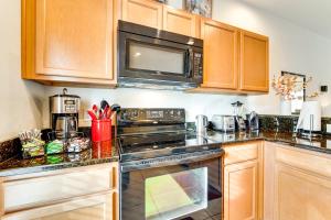 4 Mi to Disney World Townhome with Hot Tub and Lanai!