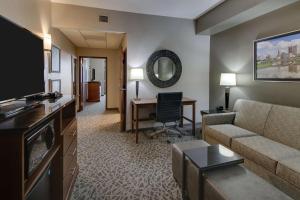 Deluxe King Suite room in Drury Inn & Suites Cleveland Beachwood