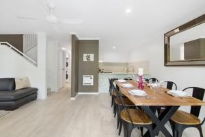 Aanuka Luxury Villa- Walk to Diggers Beach