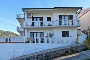 Apartments with parking space Banjol, Rab - 16082