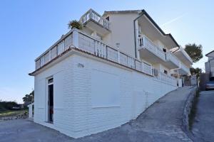 Apartments with parking space Banjol, Rab - 16082