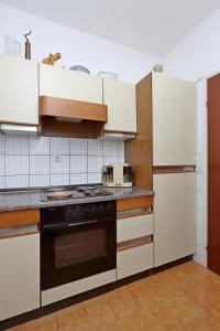 Apartments with parking space Banjol, Rab - 16082