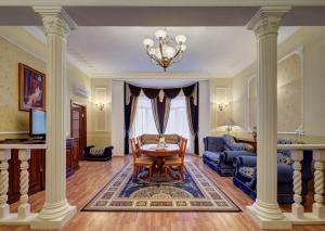 Ambassador Suite room in Peking Hotel