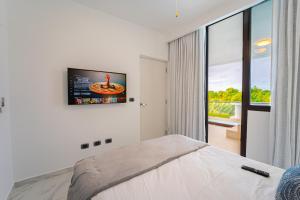 Beautiful Beach APT with Private Jacuzzi, Pool & Golf