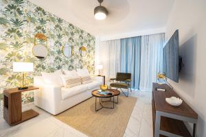 Beautiful Beach APT with Private Jacuzzi, Pool & Golf