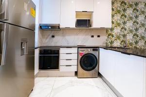 Beautiful Beach APT with Private Jacuzzi, Pool & Golf