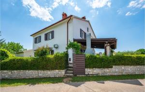 Six-Bedroom Holiday Home In Barban