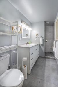 Charming 3 Bed 2 and a half Bath Family Oasis - Pool BBQ Fire Pit