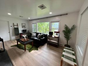 Brown House, Lake, Boat Dock, King Bed, Grill