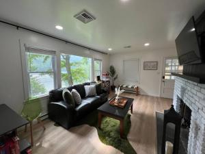 Brown House, Lake, Boat Dock, King Bed, Grill