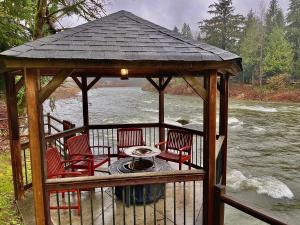 Riverfront Retreat Hot Tub Sauna Yard Gazebo and VIEWS
