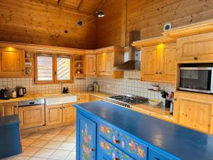 Chalet familial avec jacuzzi et cheminée près des pistes - FR-1-623-363