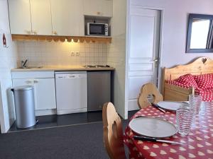 Appartements Appartement ski avec piscine, sauna et WiFi - FR-1-330-585 : photos des chambres