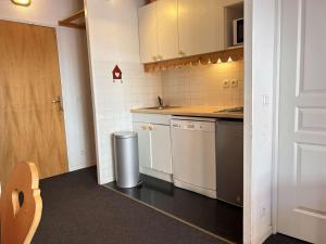Appartements Appartement ski avec piscine, sauna et WiFi - FR-1-330-585 : photos des chambres