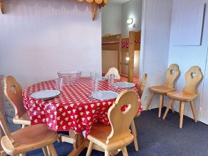 Appartements Appartement ski avec piscine, sauna et WiFi - FR-1-330-585 : photos des chambres