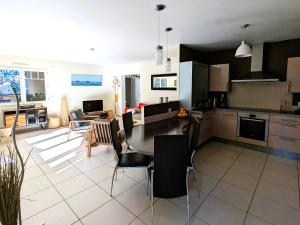 T3 76m² avec terrasse, balcon, à 100m de la plage dEyrac, parking et WIFI - FR-1-420-154