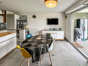 Appartements Appartement 3 pieces a Etel avec jardin, wifi et parking prive - FR-1-479-172 : photos des chambres