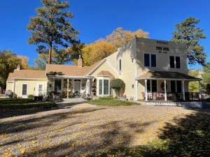 Moore's Old Pine Inn - Circleville