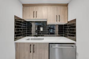 Luxury Suite, Steps to Calgary DT, River, Hospital