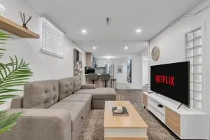 Luxury Suite, Steps to Calgary DT, River, Hospital - Bowness