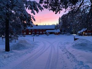 Wanha Koulu Tahko Unelma, 4mh, Palju, Sauna, Tupakeittiö, Wifi, Liikuntasali, RinteetSpaRavintola 6km, Lemmikit OK, Edukas