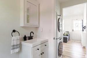 Lakeside Retreat - Cozy Cottage with Firepit