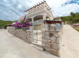 Modern Villa Near the Sea - Brna