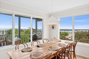 Tyntynder Coastal Beach House with Panoramic Views and Stunning Sunsets