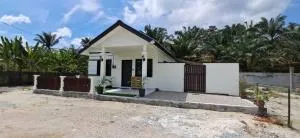 Tiny Tijani Homestay - Pontian Kecil
