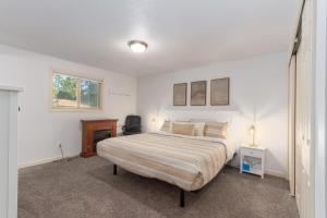 Charming 3 Bed 2 and a half Bath Family Oasis - Pool BBQ Fire Pit