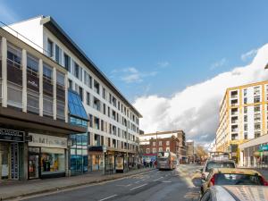 Modern 2- Bedroom Apartment in Central Redhill!