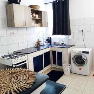 Apartment Sleeps 6 with Free Parking