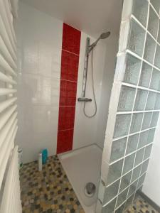 Chambre safari individuelle avec partie commune A 6min de l A26 et 15 min de stOmer, lumbres et aire sur la lys