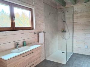 Maisons de vacances Domaine la Clairiere Le Chene Grande maison avec Sauna Terrasse Brasero et baby-foot : photos des chambres