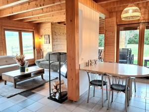 Maisons de vacances Domaine la Clairiere Le Chene Grande maison avec Sauna Terrasse Brasero et baby-foot : photos des chambres
