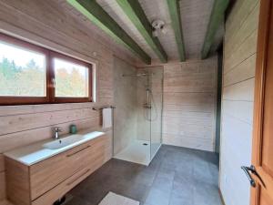 Maisons de vacances Domaine la Clairiere Le Chene Grande maison avec Sauna Terrasse Brasero et baby-foot : photos des chambres