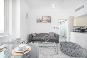 Free housekeeping visits during your stay - StayShort - Vibrant 1-Bedroom Apartment at Executive Bay A in Business Bay