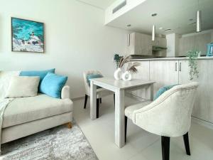 1 BR, 65m2, infinity pool, West Beach, noise insulation