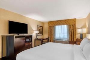 King Room with Roll-In Shower - Disability Access/Non Smoking room in Best Western Astoria Bayfront Hotel